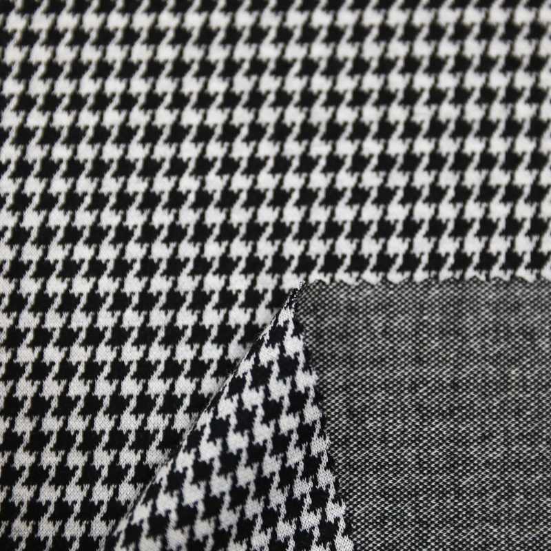 Le tissu jacquard tricoté est disponible dans une variété de couleurs